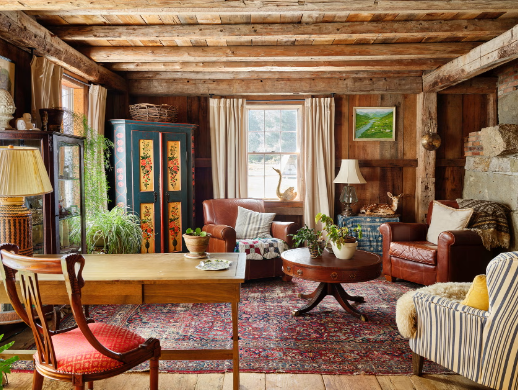 Distressed Wood Furniture in Cozy Farm Rooms