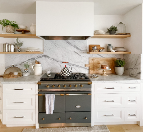 How to organize open shelves in a farmhouse kitchen